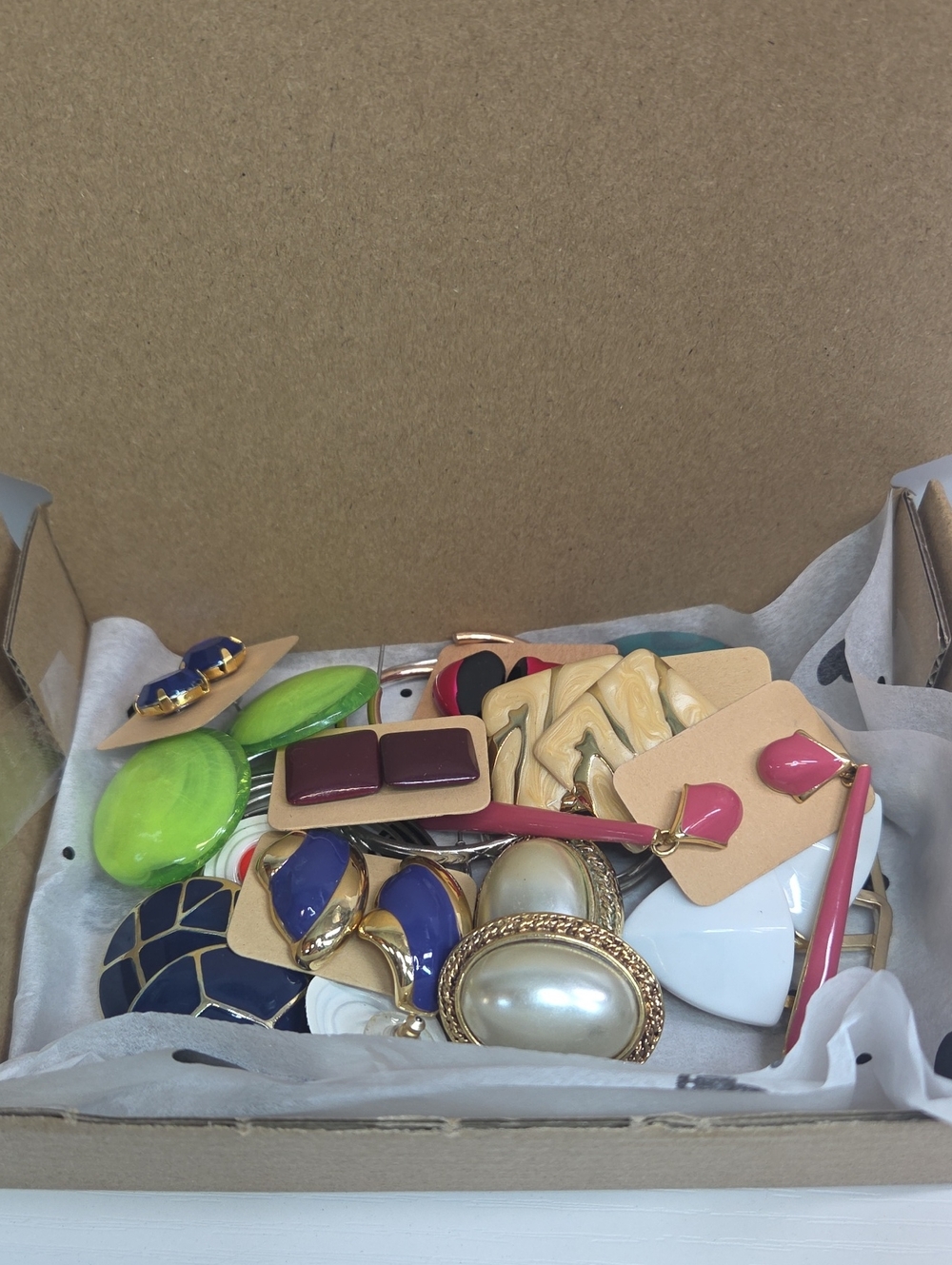 15pc Of Earrings In A Box